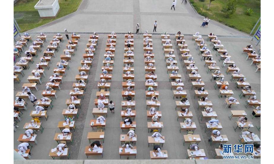 8月5日，在乌兹别克斯坦首都塔什干一室外公共场所，学生们参加高考。

　　当日，乌兹别克斯坦举行全国高考首场考试，本次高考季将持续12天。受新冠疫情影响，今年乌兹别克斯坦继续把高考考点设置在室外公共场所。

　　新华社发（扎法尔摄）