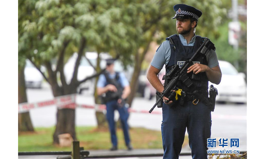 3月17日，在新西兰克赖斯特彻奇，警察封锁事发清真寺附近区域。 新西兰警察总署17日宣布，由于新发现一名遇难者，目前新西兰克赖斯特彻奇市枪击案已致50死50伤。 新华社记者郭磊摄