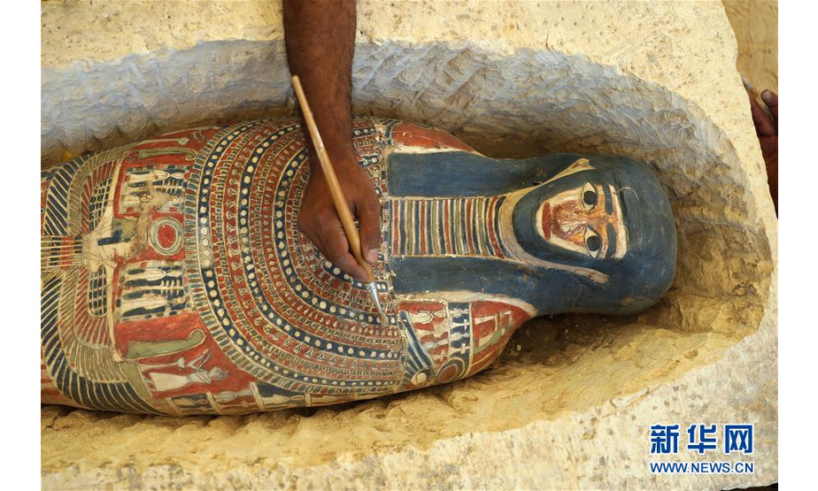 7月13日，在埃及首都开罗以南的弯曲金字塔附近，一名考古学家进行作业。

　　埃及文物部13日召开新闻发布会，宣布有着4500多年历史的弯曲金字塔内部墓室在修复完成后向游客开放。弯曲金字塔位于埃及首都开罗以南约35公里的代赫舒尔古埃及皇家墓地，是埃及第四王朝法老萨夫罗所建，由于从底座至顶部存在两个不同的坡度，因此被称为弯曲金字塔。

　　新华社发（艾哈迈德·戈马摄）

　　相关链接：埃及4500年历史的弯曲金字塔内部墓室向游客开放

　　新华社开罗7月13日电（记者 李碧念）埃及文物部13日召开新闻发布会，宣布有着4500多年历史的弯曲金字塔内部墓室在修复完成后向游客开放。

　　弯曲金字塔位于埃及首都开罗南部约35公里的代赫舒尔古埃及皇家墓地，是埃及第四王朝法老萨夫罗所建，由于从底座至顶部存在两个不同的坡度，因此被称为弯曲金字塔。

　　埃及文物部部长哈立德·阿纳尼在现场举行的新闻发布会上说，这是萨夫罗建造的第一座金字塔。由于坡度太陡，在修建低层部分以后金字塔出现了不稳定的迹象，因此不得不要求工匠中途改变坡度以避免坍塌。他说：“弯曲金字塔反映出古埃及金字塔修建历史上一次重要的转变，即从阶梯金字塔转向了外表光滑的金字塔。”

　　在当天举行的发布会上，埃及文物部还宣布埃及考古队发掘出一堵长约60米的埃及中王国时期的城墙遗迹，以及一批石制、泥制和木制棺椁，其中一些棺椁中的木乃伊仍保存完好。

　　近年来，为重振旅游业，埃及政府增加考古投入，考古成果不断。今年以来，在卢克索、索哈杰等重要遗址地相继出土大量珍贵文物，一批文物古迹首次向游客开放。