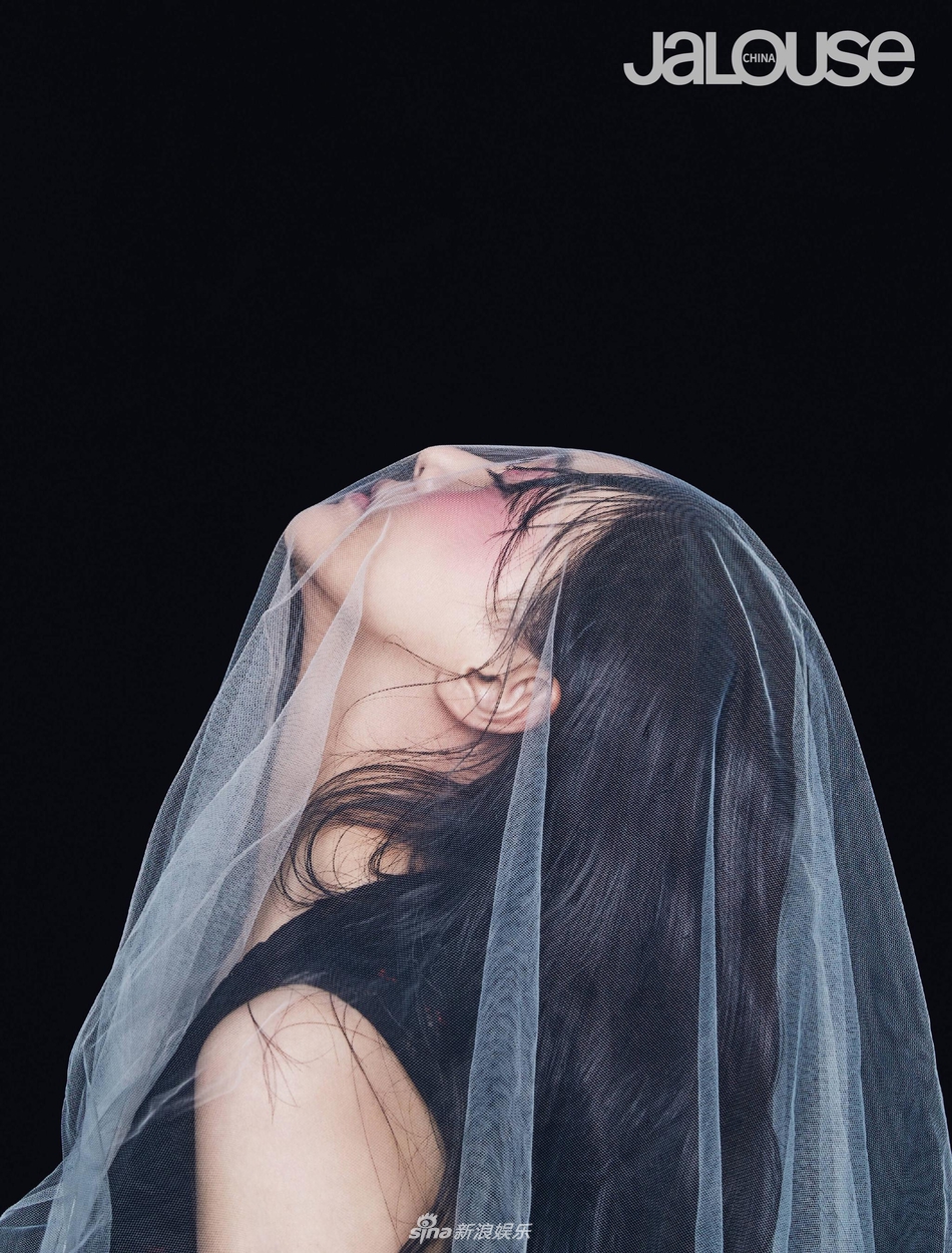 新浪娱乐讯 今日，郑爽最新杂志照曝光，红黄撞色颜料妆尝试大胆，暗黑风烟熏妆搭配黑色披风短裙、皮手套，眼神妩媚，黑色透视裙配合大红色唇妆，披着头纱微微仰头，全新尝试的郑爽太A了。新浪娱乐讯 今日，郑爽最新杂志照曝光，红黄撞色颜料妆尝试大胆，暗黑风烟熏妆搭配黑色披风短裙、皮手套，眼神妩媚，黑色透视裙配合大红色唇妆，披着头纱微微仰头，全新尝试的郑爽太A了。