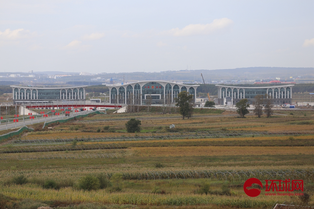 9月20日，“幸福东北”网络宣传活动采访团走进黑河，探访中俄界江黑龙江上首座现代化公路大桥———黑龙江大桥。该桥全长1283米，中方境内6.5公里，俄方境内13.4公里，起点位于中国黑龙江省黑河市长发屯，终点位于俄罗斯阿穆尔州布拉戈维申斯克市卡尼库尔干村。该桥于2016年12月24日开始建设，2019年5月31日完成合龙，由中俄两国合作修建。该项目是黑龙江省深入对接国家“一带一路”倡议，积极参与“中蒙俄经济走廊”建设，落实“打造一个窗口、建设四个区”的发展定位，加快“三桥一岛”建设，健全对俄互联互通，加快形成以对俄合作为重点的全方位对外开放新格局的重要跨境基础设施。据专家测算，大桥运营之初，预测客运量达140万人次，货运量可达300万吨。远期预测客货运量分别为300万人次和620万吨。（环球网 王心怡）