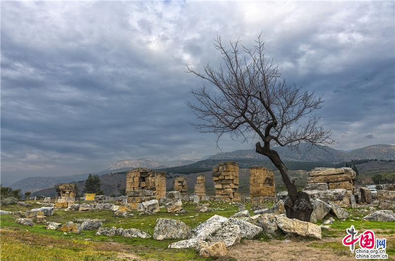 第三，希拉波利斯古城几乎是在一夜地震中毁灭的，倒塌的花岗岩搭砌的房屋、宫殿自然会带来无尽的死亡。因此谈及希拉波利斯古城为死亡之城自然也是不为过的。（作者：刘杰）