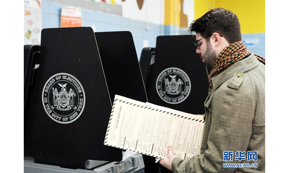 11月6日，在美国纽约曼哈顿，一名选民在一处投票站投票。 当日，美国迎来2018年中期选举投票日。新华社记者李睿摄