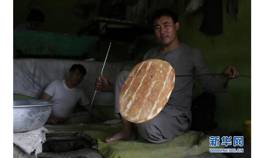 10月16日，人们在阿富汗喀布尔的食品店制作面食。 10月16日是世界粮食日。受战乱和旱灾影响，阿富汗仍然有上千万人面临粮食供应短缺。 新华社发（赛义德·莫明扎达摄）
