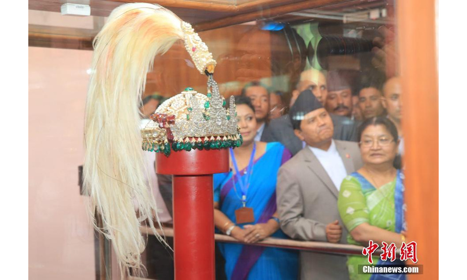 10月15日，尼泊尔末代王朝（沙阿王朝）国王王冠正式对外展出。同时展出的还有国王权杖、佩剑以及王后的王冠。图为该王冠。中新社记者 张晨翼 摄