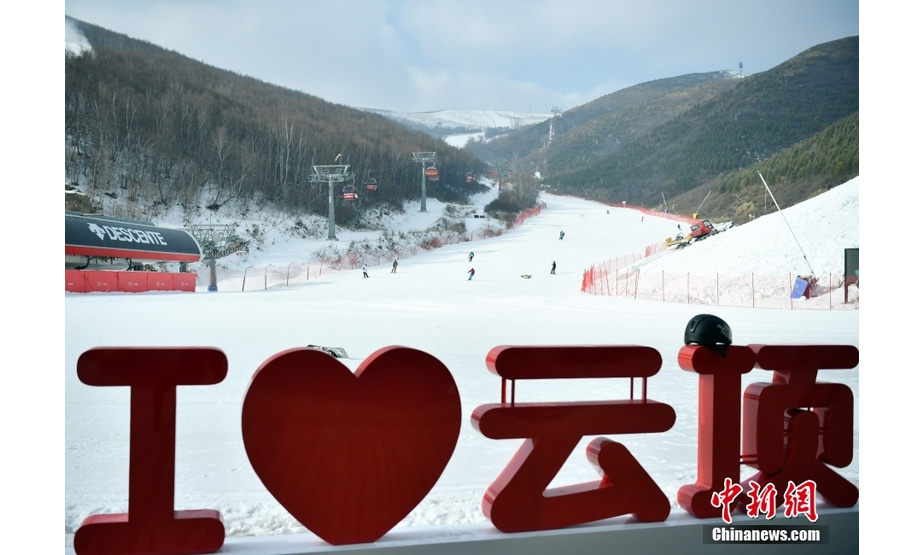 北京2022年冬奥会开幕在即，作为赛时雪上项目举办地之一，崇礼万众瞩目。据张家口市商务局统计，目前张家口已建成滑雪场9家，拥有高、中、初级雪道共177条。其中，崇礼7家大型滑雪场每年冬季接待游客近300万人次。无论是滑雪“小白”还是滑雪“发烧友”，都可以在这找到适合自己的雪道。图为2021年12月9日，滑雪爱好者在崇礼密苑云顶乐园享受冰雪运动。 中新社记者 翟羽佳 摄