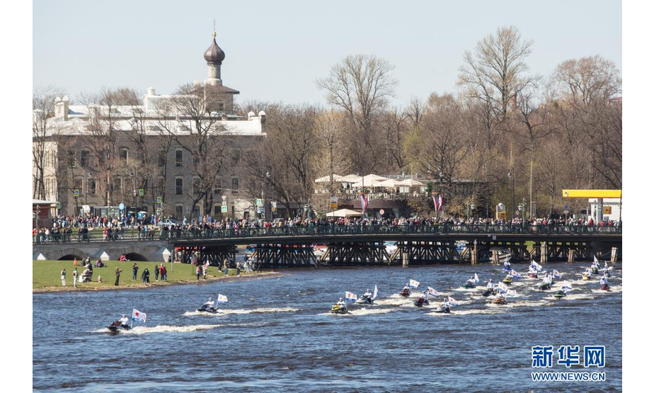 5月9日，摩托艇在俄罗斯圣彼得堡涅瓦河上行驶。新华社发（莫京娜摄）