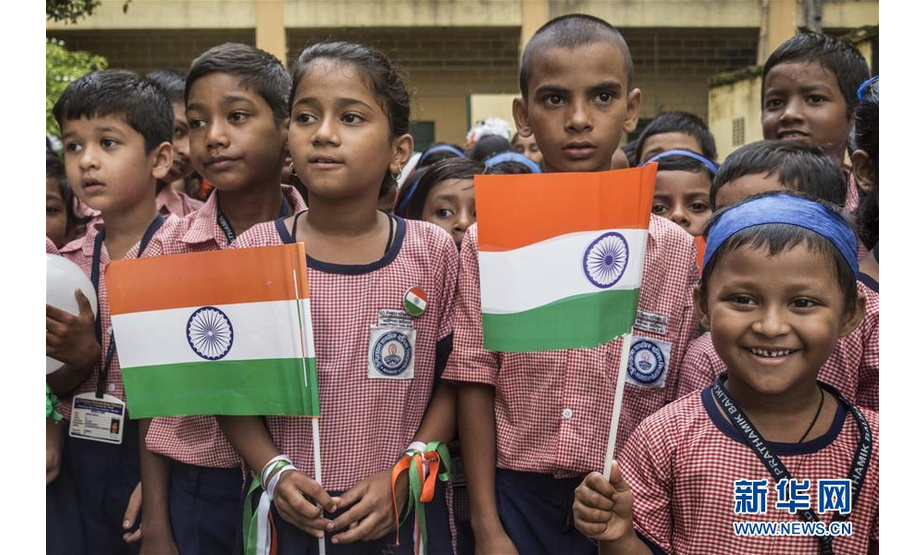 8月15日，在印度加尔各答，学生参加独立日庆祝活动。 新华社发（通帕·蒙达尔摄）