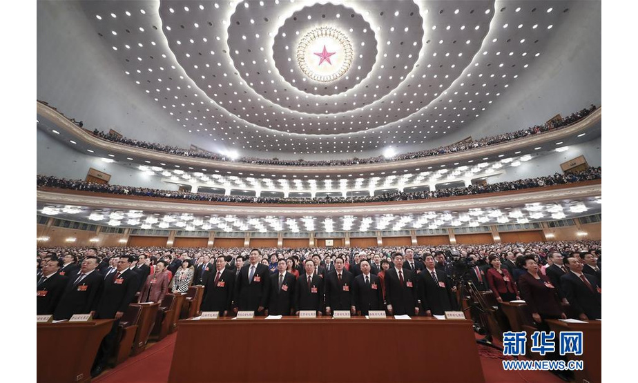 3月5日，第十三届全国人民代表大会第二次会议在北京人民大会堂开幕。这是代表高唱国歌。 新华社记者庞兴雷摄