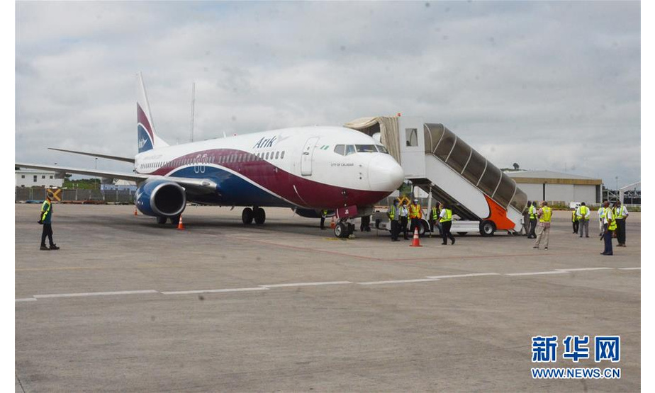 7月8日，工作人员在尼日利亚阿布贾机场忙碌。 新华社发（奥拉屯基·奥巴萨摄）