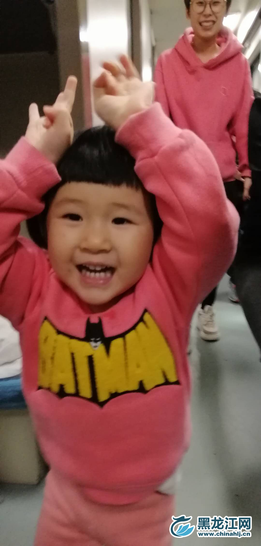 孩童的嘻戏，母亲的微笑，宁静的夜，多了份灿烂。 宋菲 摄