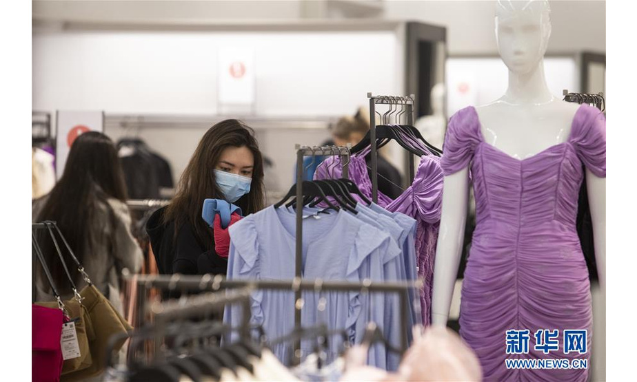 6月2日，在俄罗斯首都莫斯科，顾客佩戴口罩在商场内选购商品。 新华社发（亚历山大摄）