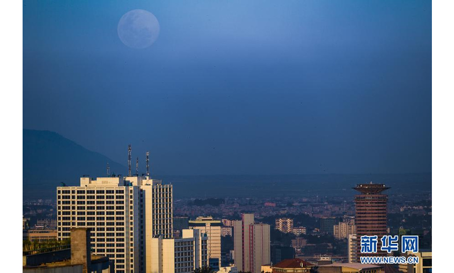 这是2月26日在肯尼亚首都内罗毕拍摄的月亮，右下方是肯尼亚标志性建筑肯雅塔国际会议中心。

　　新华社记者 李琰 摄