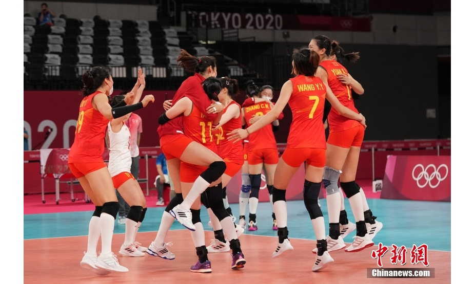 7月31日，中国队选手庆祝胜利。当日，在东京奥运会女子排球小组赛中，中国队以3：0战胜意大利队。 中新社记者 韩海丹 摄 　