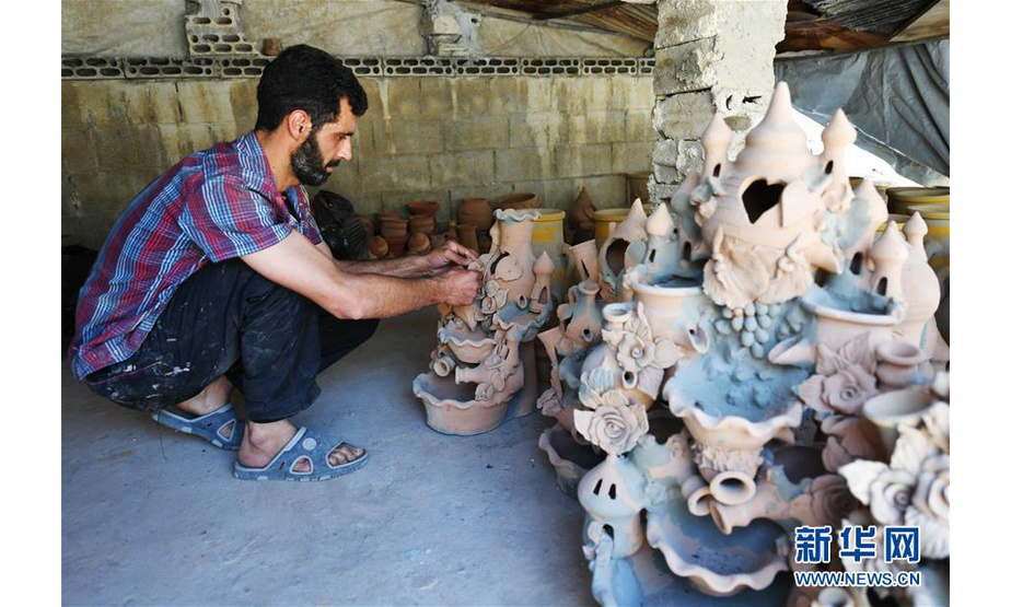 6月5日，在叙利亚霍姆斯，扎卡莱亚·卡尔库什在作坊内工作。  新华社发（阿马尔摄）