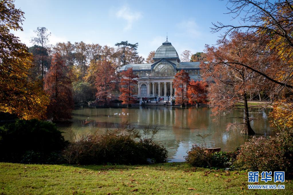 近日，西班牙首都马德里的普拉多大道和丽池公园文化景观获准列入世界遗产，这个文化景观位于马德里的城市中心，占地200公顷。作为西班牙式林荫大道原型的普拉多大道于16世纪落成，以大地女神喷泉为代表的大型喷泉散布其中。面积120公顷的丽池花园是建于17世纪的布恩·丽池宫的遗迹，展示了从19世纪至今的多种园林风格。文化景观遗产地内还坐落着各类丰富多样的建筑。

　　这是2020年11月17日拍摄的西班牙马德里丽池公园。

　　新华社记者 孟鼎博 摄