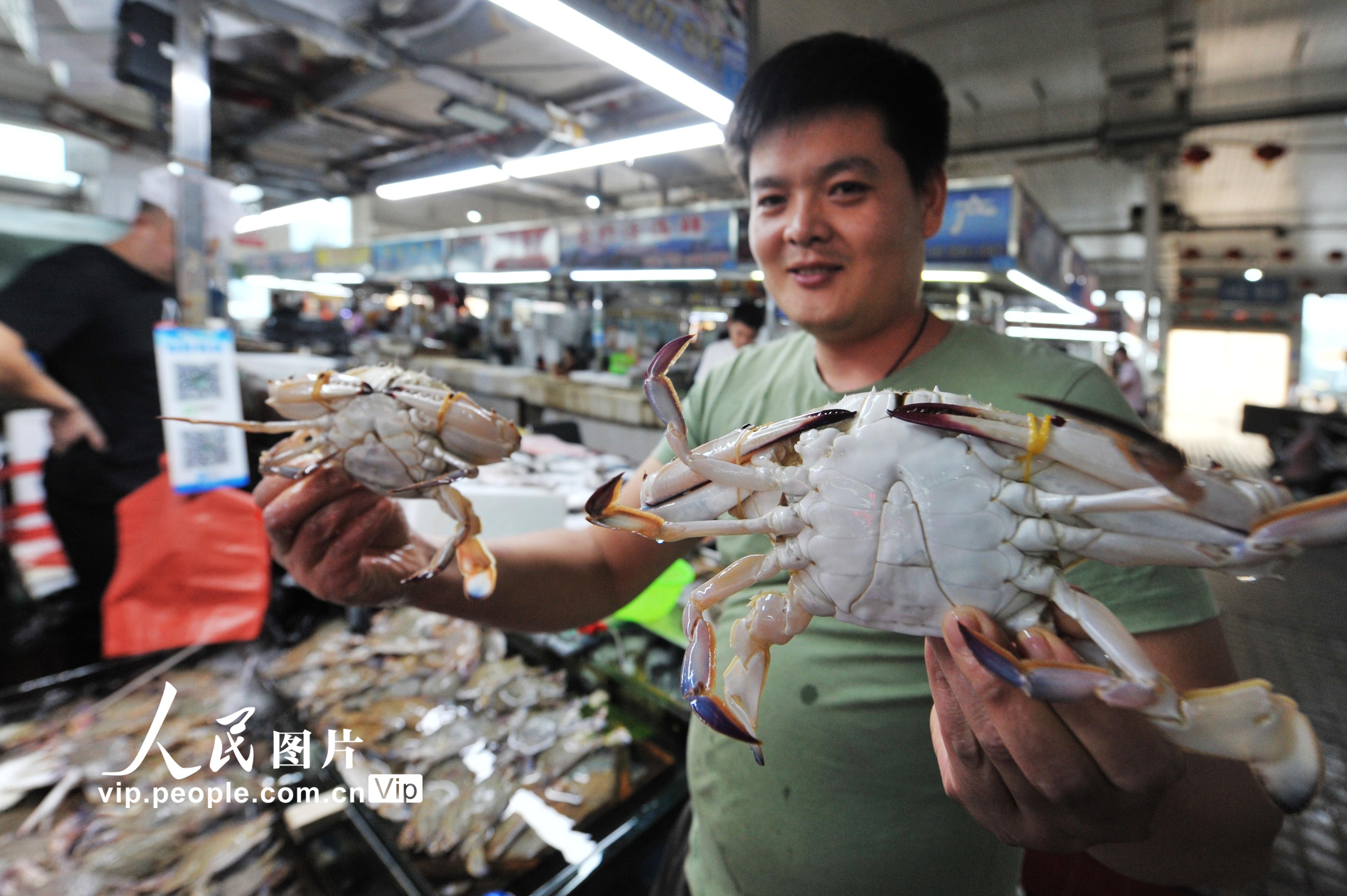 2020年9月14日，黄渤海伏季休渔结束两周，山东省青岛市城阳区海鲜市场摆满各种新鲜海鱼、螃蟹、贝类等海产。随着秋捕产量提高，各类海鲜价格逐渐回落，吸引不少消费者前来购买尝鲜。王海滨/摄