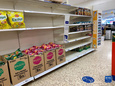 这是11月29日在英国贝辛斯托克一家超市拍摄的缺货的食品货架。<br/><br/>　　货物供应不足、商品价格上涨、节日折扣减少……今年圣诞节来临前，英国消费者不得不面对供应链延迟和通胀加剧带来的双重压力。英国零售商协会首席执行官海伦·迪金森说，虽然零售商为确保圣诞节供应付出巨大努力，但问题仍未解决。“从农场到分销领域，整个供应链的劳动力短缺问题正推高成本，造成货架上出现一定的缺货。”<br/><br/>　　新华社发（蒂姆·爱尔兰摄）