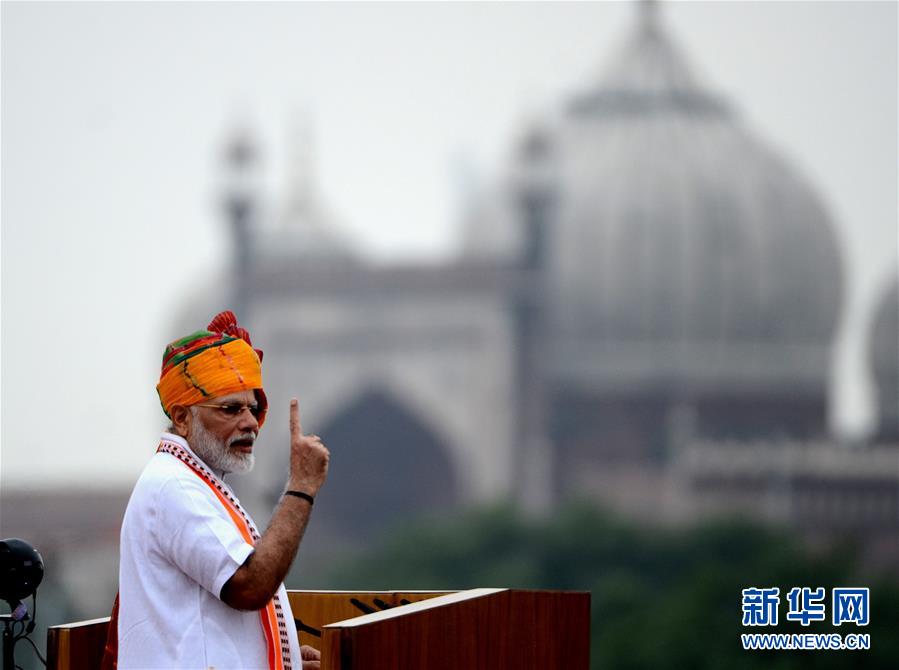 8月15日，在印度新德里，印度总理莫迪在独立日庆祝活动上讲话。 新华社发（帕塔·萨卡尔摄）