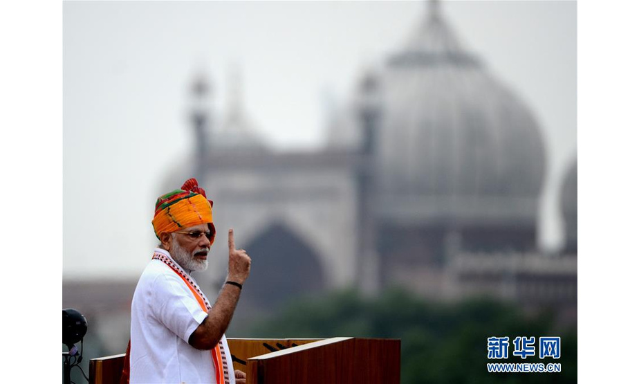 8月15日，在印度新德里，印度总理莫迪在独立日庆祝活动上讲话。 新华社发（帕塔·萨卡尔摄）