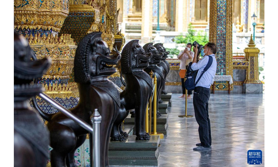 11月1日，一名游客在泰国曼谷大皇宫景区拍照。

　　泰国曼谷11月1日起重新开放因新冠疫情关闭的大皇宫景区，允许民众在遵守防疫措施的前提下参观游览。

　　新华社记者 王腾 摄