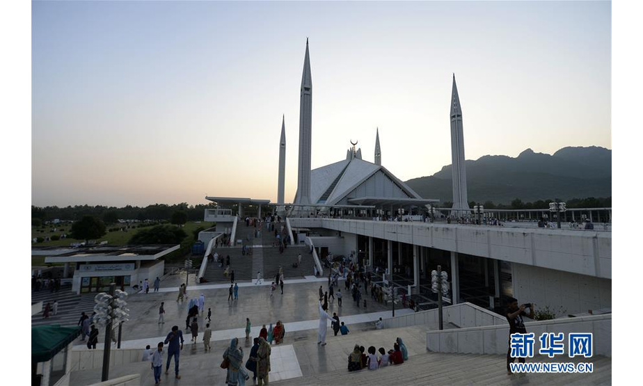 8月10日，人们在巴基斯坦伊斯兰堡的费萨尔清真寺游玩。 巴基斯坦首都伊斯兰堡费萨尔清真寺近期重新向游客开放，此前仅向祷告者开放。鉴于近期巴基斯坦新冠新增病例呈下降趋势，巴基斯坦政府已放松大多数限制措施，包括重新开放电影院、剧院、餐馆、旅游景点等。 新华社发（艾哈迈德·卡迈勒摄）