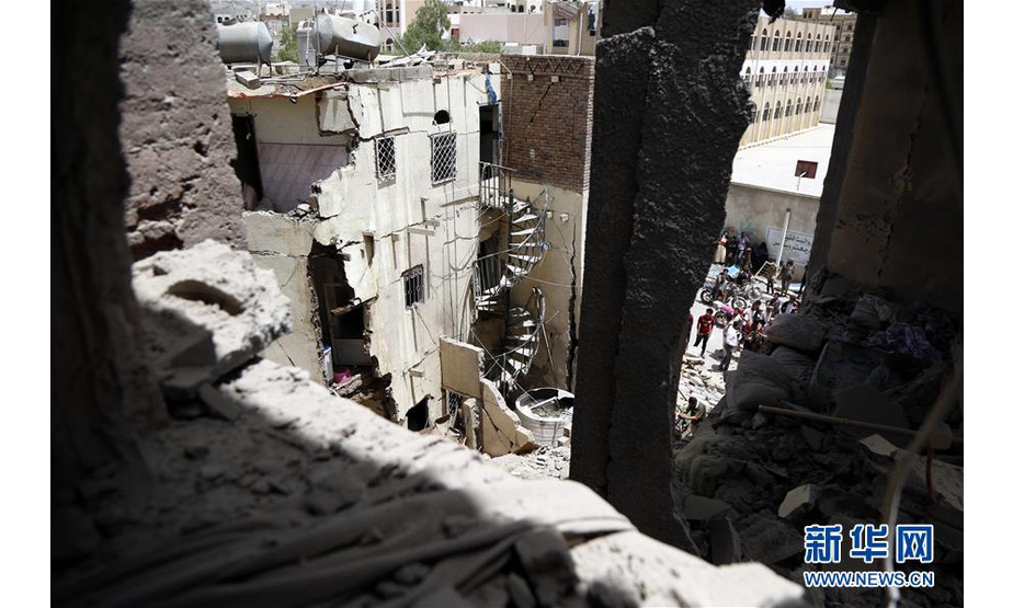 5月16日，在也门首都萨那，当地居民查看遭空袭的房屋。 也门胡塞武装16日说，沙特阿拉伯领导的多国联军当天对也门首都萨那实施密集空袭，造成至少6名平民死亡。 新华社发（穆罕默德 摄）