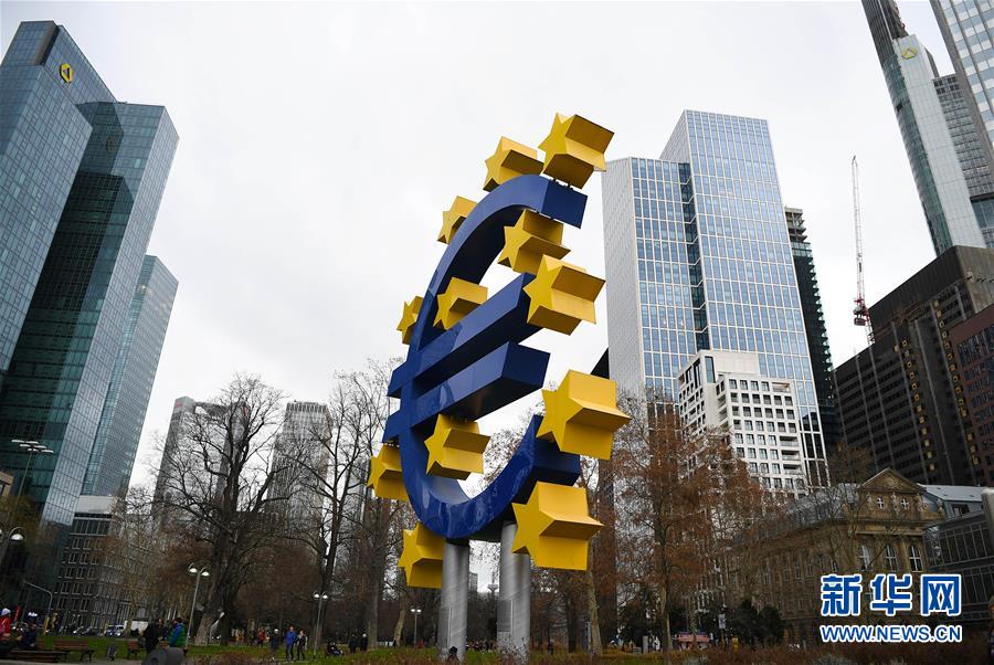 更好的城市，更好的生活。10月31日将迎来第六个“世界城市日”。“世界城市日”是中国政府在联合国推动设立的国际日。在中国倡议下，2013年第68届联合国大会通过决议，决定将每年的10月31日设为“世界城市日”。 从北京到纽约，从法兰克福到惠灵顿，从内罗毕到莫斯科……不断变幻的是城市的风貌，不变的是人们对美好生活的向往和追求。 这是2018年12月30日在德国法兰克福拍摄的欧元塔附近的欧元雕塑。 新华社记者 逯阳 摄