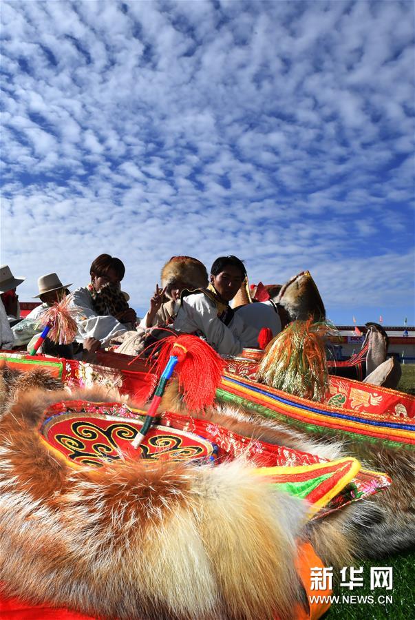 在西藏那曲市赛马节上拍摄的男式“天线帽”（8月10日摄）。 西藏藏北安多县牧民有戴“天线帽”的传统，“天线帽”传统上由羊羔皮、狐狸皮等缝制，现多为羊羔皮及人造皮缝制。不论男女所戴的“天线帽”顶上都有一根类似天线的条状彩线编织物竖起。 新华社记者 觉果 摄