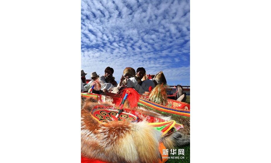 在西藏那曲市赛马节上拍摄的男式“天线帽”（8月10日摄）。 西藏藏北安多县牧民有戴“天线帽”的传统，“天线帽”传统上由羊羔皮、狐狸皮等缝制，现多为羊羔皮及人造皮缝制。不论男女所戴的“天线帽”顶上都有一根类似天线的条状彩线编织物竖起。 新华社记者 觉果 摄