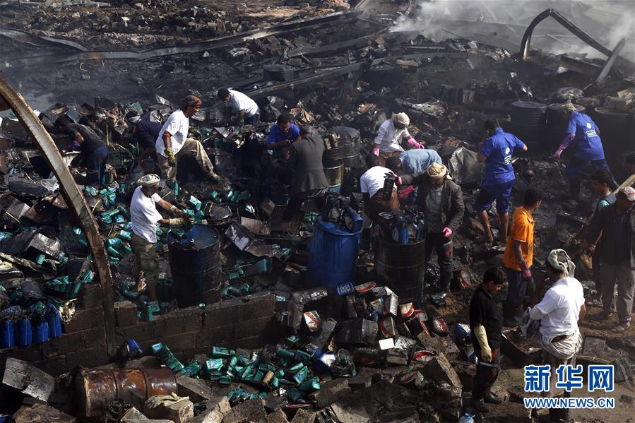 7月2月，人们在也门首都萨那一处遭空袭的仓库废墟上清理物品。 据马西拉电视台1日报道，也门首都萨那当天多次遭战机空袭，胡塞武装称多国联军实施了空袭。 新华社发（穆罕默德摄）