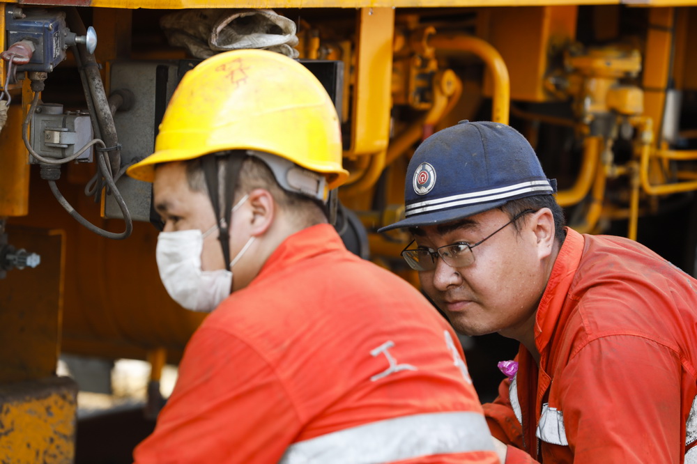 8月4日，鹰潭工务机械段的工作人员在检查维护铁轨的机械设备。