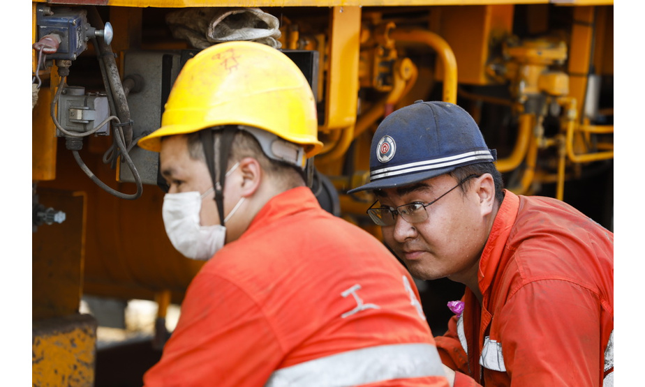 8月4日，鹰潭工务机械段的工作人员在检查维护铁轨的机械设备。