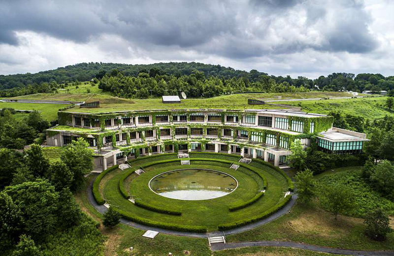 近日，一组尘封已久的旧照片揭开了美国在早期“世界末日”计划中，为躲避核战争所建造的秘密基地，引起众多网友关注。