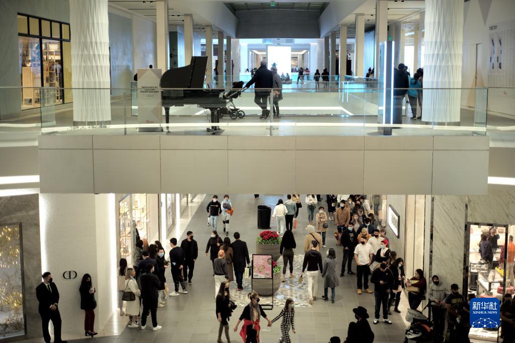 12月26日，人们在美国旧金山湾区圣克拉拉一家购物中心购物。

　　近期，变异新冠病毒奥密克戎毒株在美国加速传播，美国多项疫情指标严重反弹。圣诞购物季期间，疫情防控难度进一步增大。

　　新华社记者 吴晓凌 摄