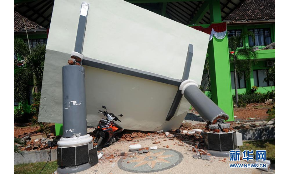 这是8月8日在印度尼西亚龙目岛地震灾区拍摄的倒塌的房屋。 新华社发（阿贡摄）