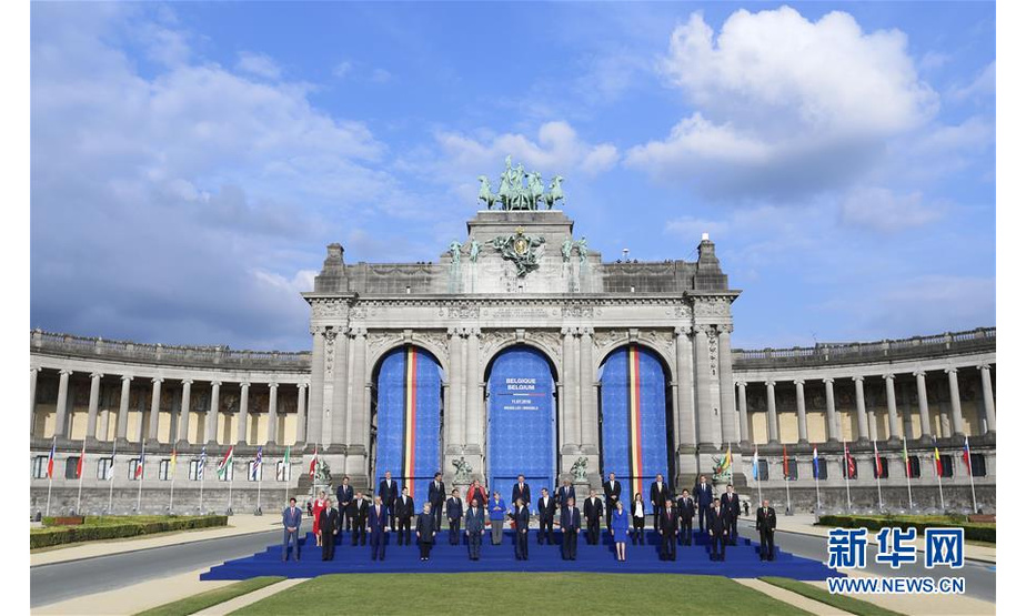 7月11日，北约领导人在比利时布鲁塞尔举行的北约峰会期间合影。新华社记者叶平凡 摄