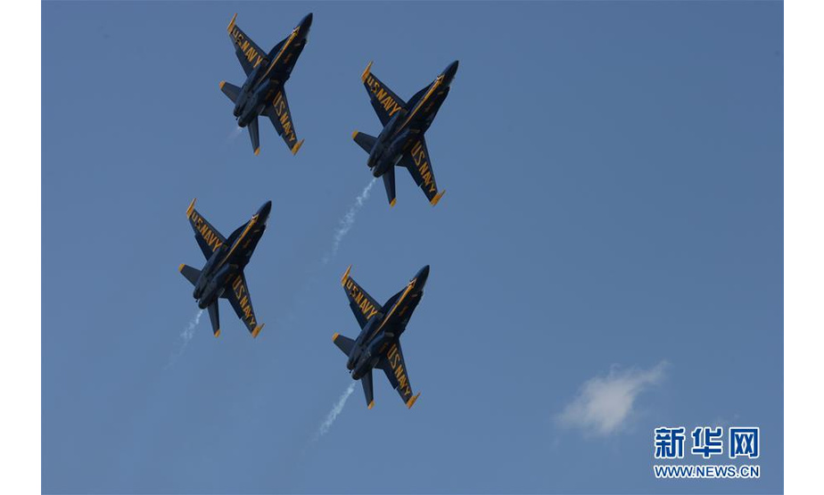5月23日，在美国马里兰州首府安纳波利斯，美国海军“蓝天使”飞行表演队在美国海军学院上空举行飞行表演。 新华社记者 颜亮摄