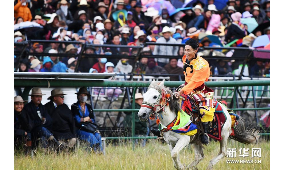 8月13日，演员在赛马节开幕式上表演舞蹈。 当日，第十二届格萨尔赛马节在甘肃省甘南藏族自治州玛曲县拉开帷幕。本届赛马节为期6天，共有来自西藏、青海、内蒙古、四川、甘肃等省区的52支队伍900多匹赛马参加速度赛和耐力赛等项目的比赛，期间还将举办草原音乐节、马术表演、民间弹唱等活动。 新华社记者 陈斌 摄

