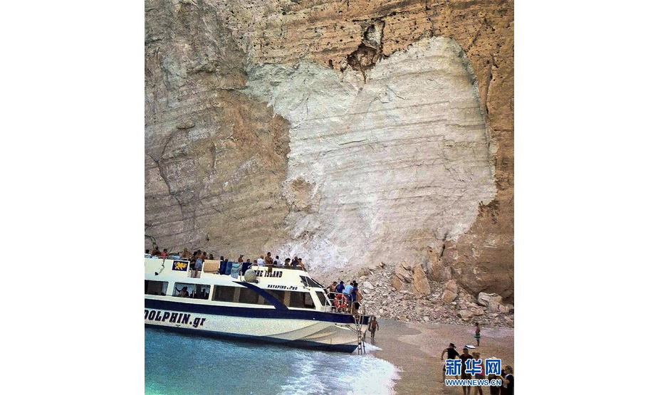 这是9月13日在希腊扎金索斯岛的沉船湾拍摄的悬崖落石现场。希腊著名旅游胜地扎金索斯岛的沉船湾一带13日因悬崖落石，引发巨浪，导致三条游船倾覆，目前已造成三人受轻伤。中国驻希腊大使馆第一时间联系希方，证实三名伤者中没有中国游客。新华社发（尼科罗普洛斯·安托尼斯 摄）