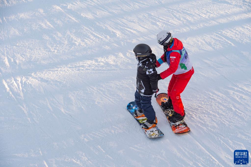 随着北京冬奥会临近，中国最北省份黑龙江省的冰雪运动氛围渐浓，越来越多人在这片广阔的黑土地走上冰场、雪道，化身“冰雪健将”，享受冰情雪趣。

　　从举办第一届全国冰上运动会到获得中国首个冬季运动项目世界冠军，再到每年带动千万人次参与冰雪运动……作为我国开展冰雪运动最早的省份之一，黑龙江不断推进冰雪体育发展，助力北京冬奥会，推动全民上冰雪。

　　迄今为止，在我国获得的13枚冬奥会金牌中，有8枚是由黑龙江培养、输送的运动员所获得，还有1枚短道速滑接力金牌，队中主力王濛即是黑龙江人。黑龙江省连续开展40余年的“百万青少年上冰雪”活动，激发了一代代青少年的冰雪运动热情，更为我国冰雪体育运动发展培养了大批后备人才。

　　图为在黑龙江省亚布力滑雪旅游度假区一处滑雪场，教练在教滑雪爱好者滑雪（1月21日摄）。

　　新华社记者 谢剑飞 摄