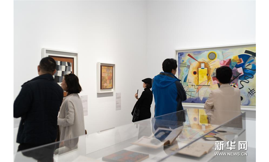 11月8日，观众在上海西岸美术馆参观常设展“时间的形态”。 新华社记者 张笑宇 摄