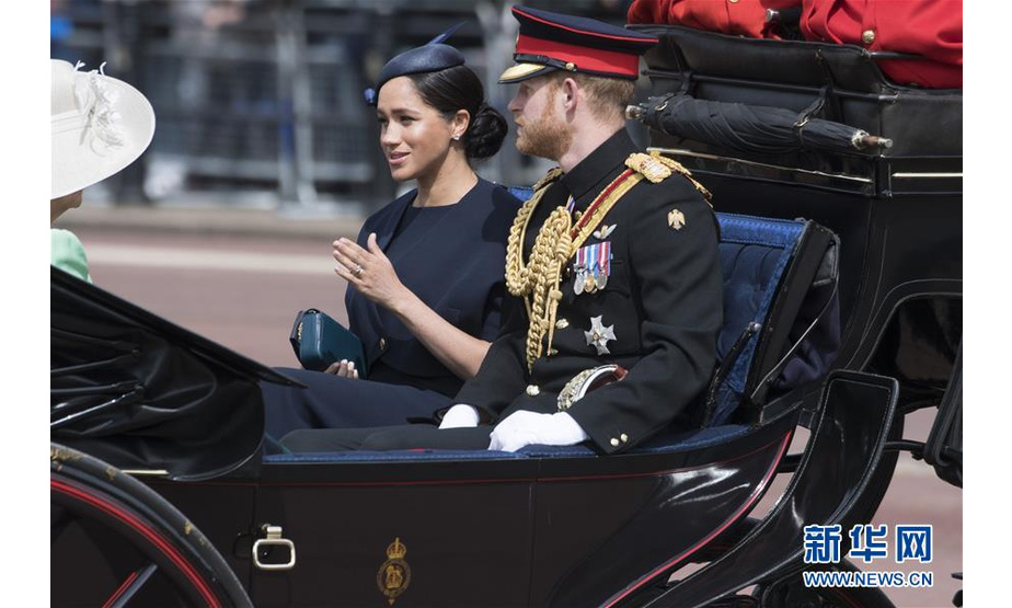 6月8日，在英国伦敦，英国哈里王子与妻子梅根乘马车离开白金汉宫。 当日，英国伦敦举行盛大庆典，庆祝英女王93岁官方生日。