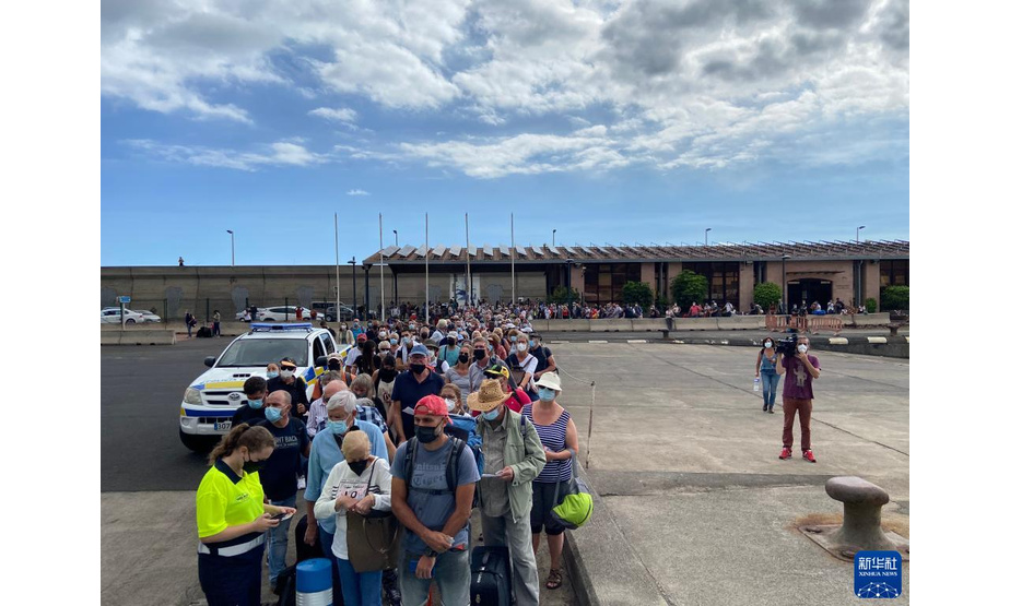 9月25日，大量民众在西班牙拉帕尔马岛港口等待离岛。

　　拉帕尔马岛的老昆布雷火山自9月24日开始喷发加剧，岛上机场于25日关闭，进出岛的方式只剩下轮渡，大批民众紧急撤离。

　　新华社记者 孟鼎博 摄