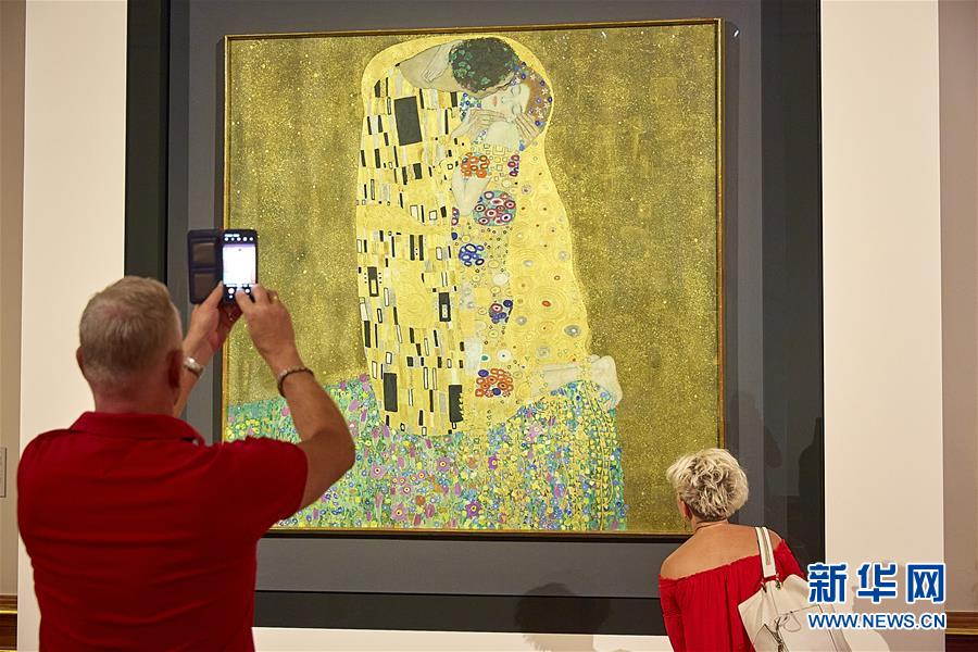 7月1日，人们在奥地利维也纳的上美景宫博物馆观看画家古斯塔夫·克利姆特的《吻》。 当日，上美景宫博物馆在疫情解封后重新开门迎客。 新华社发（乔治斯·施耐德摄）