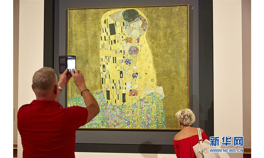7月1日，人们在奥地利维也纳的上美景宫博物馆观看画家古斯塔夫·克利姆特的《吻》。 当日，上美景宫博物馆在疫情解封后重新开门迎客。 新华社发（乔治斯·施耐德摄）
