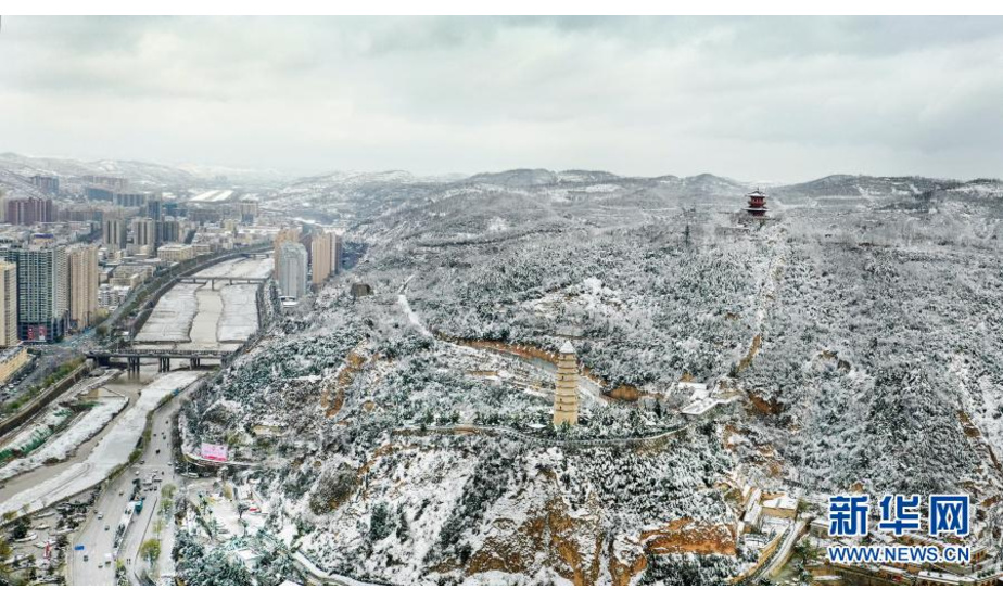 11月23日拍摄的雪后的延安市景色（无人机照片）。入冬后的第一场雪，将地处黄土高原的陕西省延安市装扮得犹如一幅水墨画。新华社发（祁小军 摄）