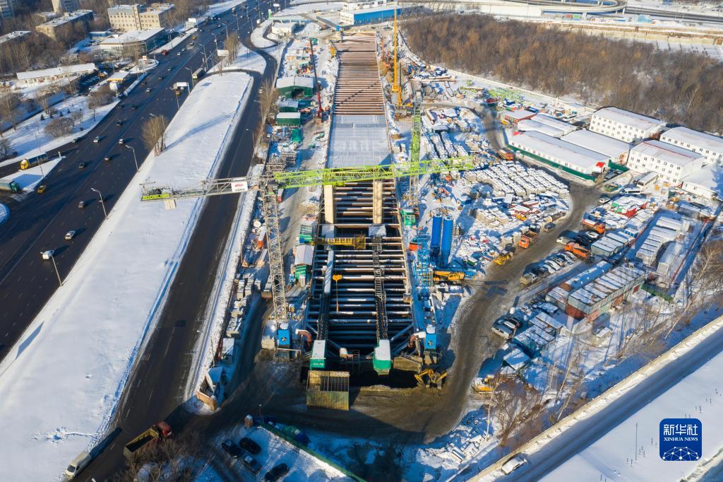 这是2019年1月25日在俄罗斯首都莫斯科拍摄的中国铁建莫斯科地铁建设项目现场。

　　12月7日，由中国铁建承建的莫斯科地铁第三换乘环线西南段投入运行。俄罗斯总统普京以视频连线形式出席通车仪式并宣布正式开通。2017年1月，中国铁建中标莫斯科地铁第三换乘环线西南段项目，标段全长5.4公里，包含阿明耶沃站、米丘林大街站、韦尔纳茨基大街站3个车站和9条盾构隧道建设任务，这也是俄罗斯首次在地铁施工领域引进中国企业。走进米丘林大街地铁站，红色立柱、团寿纹、祥云等中国元素随处可见。这里已经成为中俄友谊的新地标，展现出“一带一路”上的跨文化盛景。

　　新华社记者 白雪骐 摄