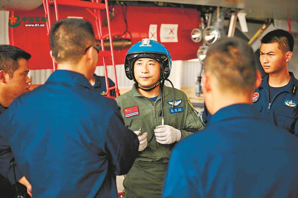 训练结束后，飞行员走下战机与机务人员交流。（■王庆厚　张付华　侯　爵　解放军报记者　陈国全摄影报道）