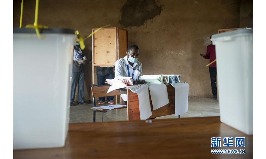 5月20日，在布隆迪中部的基特加省一处投票站，布隆迪国家独立选举委员会的工作人员在大选开始前准备选票。 中非国家布隆迪20日举行总统、国民议会和地方选举。 新华社发（埃夫拉尔·恩根达库马纳摄）